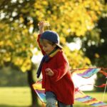 Plano de saúde para crianças: foto de crianças pequenas brincando em um parque