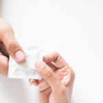 hiv: Imagem de mãos segurando preservativo
