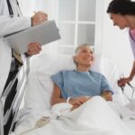 urgência e emergência: Imagem de médicos e senhora em hospital