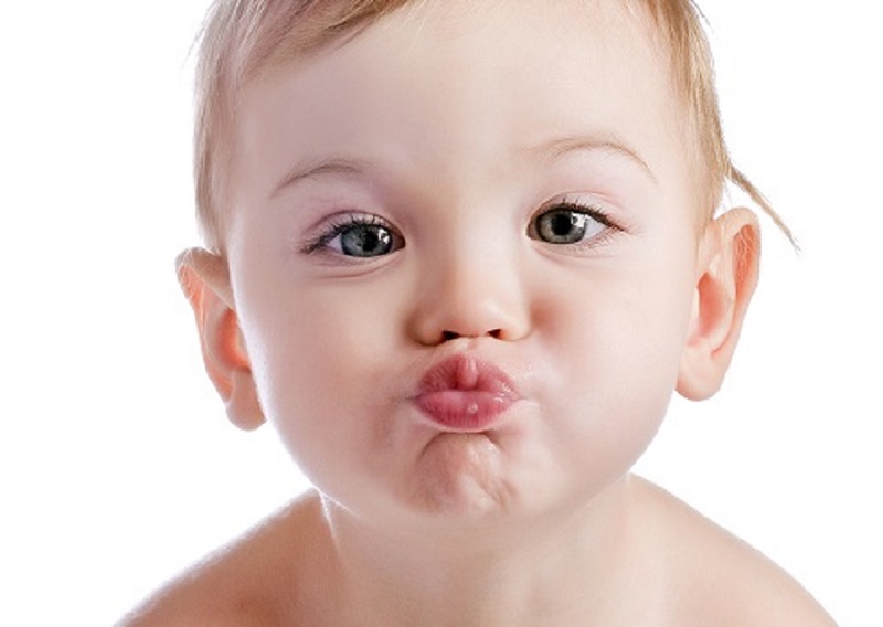 vacina: Imagem de criança fazendo bico