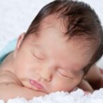 Recém-nascido: foto aproximada de bebê recém-nascido dormindo