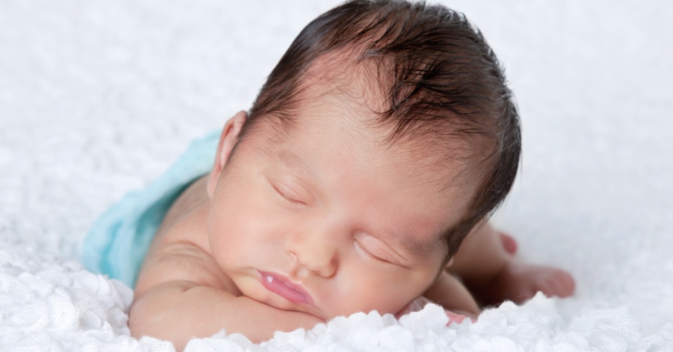 Recém-nascido: foto aproximada de bebê recém-nascido dormindo