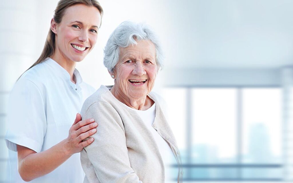 Planos de Saúde: foto de uma médica e uma idosa sorrindo