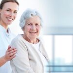 Planos de Saúde: foto de uma médica e uma idosa sorrindo