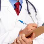 Motivos para simular planos de saúde: imagem de médico fazendo anotações em uma prancheta