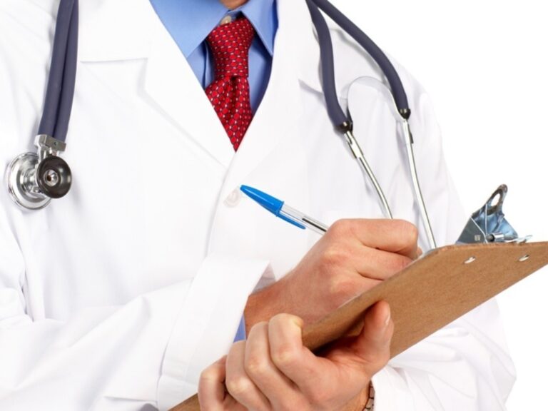 Motivos para simular planos de saúde: imagem de médico fazendo anotações em uma prancheta