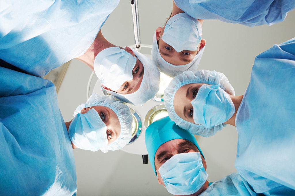 Imagem de grupo de médicos na sala de cirurgia