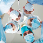 Imagem de grupo de médicos na sala de cirurgia