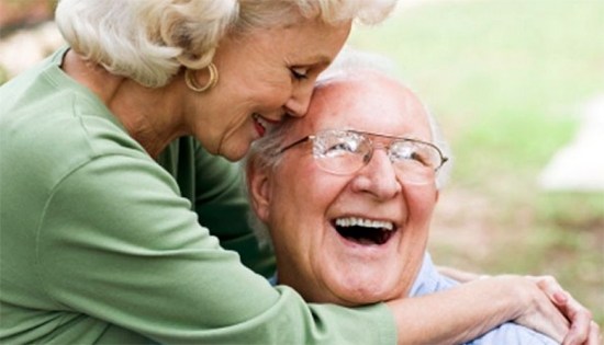 casal de idosos juntos sorrindo 
