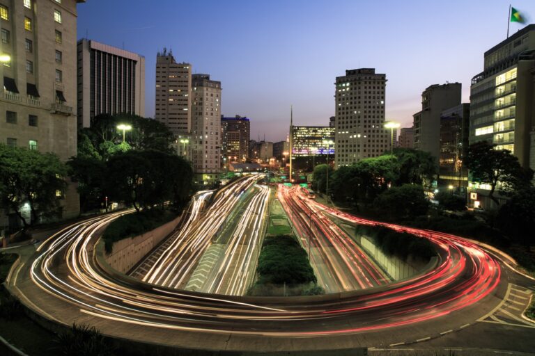 São Paulo: Imagem de carros em movimento na Avenida 23 de Maio