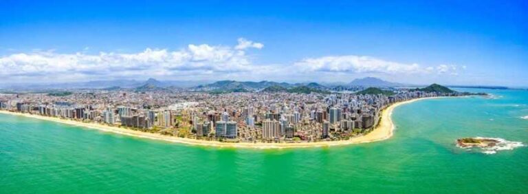 Imagem aérea da costa litorânea da cidade de Vila Velha