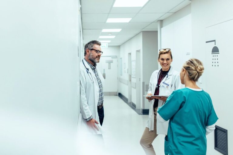 Imagem de medicos conversando em corredor de hospital