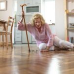 quedas em idosos: imagem de idosa caída no chão