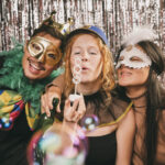 cuidados com a saúde: Imagem de amigos com mascaras brincando carnaval