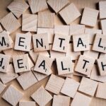 Tratamentos para depressão: peças de madeira quadriculares formando a frase "mental health", dando alusão a importância da saúde mental