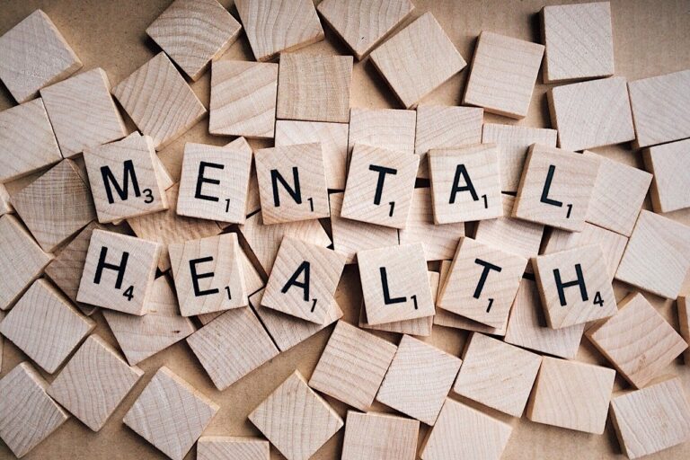 Tratamentos para depressão: peças de madeira quadriculares formando a frase "mental health", dando alusão a importância da saúde mental